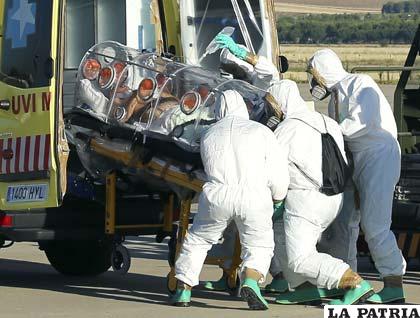 Traslado del nuevo paciente contagiado con el ébola