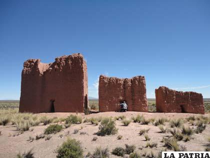 Chullpares de San José de Q’ala en Corque, se caracterizan por su tamaño y forma de construcción, puesto que se encuentran alineados, miden 8 metros de alto y 3 de ancho