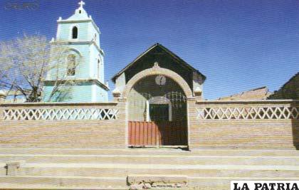 Templo de Opoqueri, de estilo colonial y es el único que la nave alargada