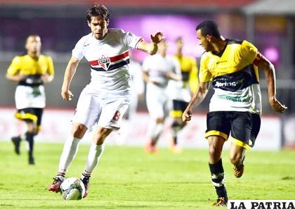 Kaká con el dominio de la pelota ocurrió en el partido Sao Paulo - Criciúma