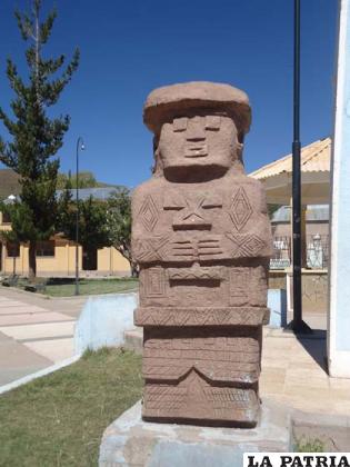 Monolito exhibido en la plaza