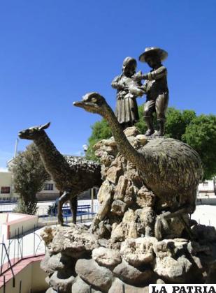 Monumento plaza principal de Escara