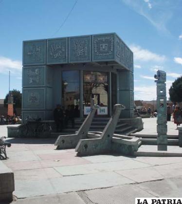 La histórica plaza principal de Huari, oculta los secretos y leyendas de esta provincia, actualmente, este centro de atracción turística, acoge a todos los pobladores, especialmente el 16 de marzo, aniversario de la provincia Sebastián Pagador