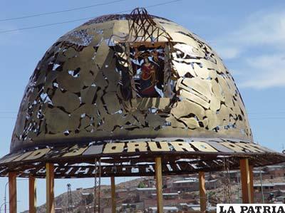 Casco del Minero, ingreso a la ciudad