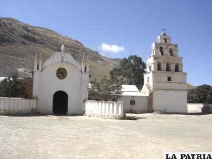 Templo colonial emplazado en forma de cruz latina 