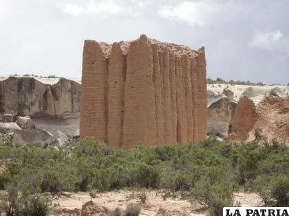 Chullpares de Tutacachi de San Pedro de Totora