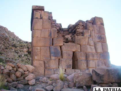 Chullpares de Yaraque