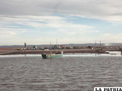 La Isla de Panza es la mayor y una de las más importantes elevaciones en interior de lago Poopó, que presenta un paisaje benévolo para el descanso y recreación, en donde la pesca y caza deportiva son las actividades que desarrollan los visitantes que acuden a la isla durante los meses de mayo, junio y julio, época permitida para la práctica de los mismos