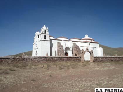 Templo Copacabana en Santiago de Andamarca, la iglesia fue construida para la Virgen de Copacabana en 1723, está registrada en el Catálogo Patrimonial del departamento como una de sus joyas más bellas