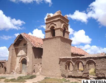 Templo de Belén de Andamarca, presenta una fachada lisa sin decoraciones visibles