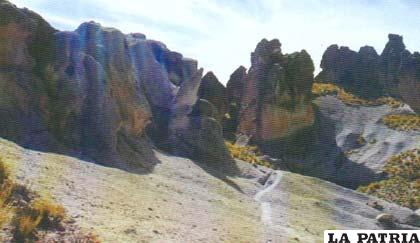 Vertiente mineral de Icharaque, contiene minerales, sales, gases y otras sustancias disueltas que alteran su sabor y le dan un valor terapéutico