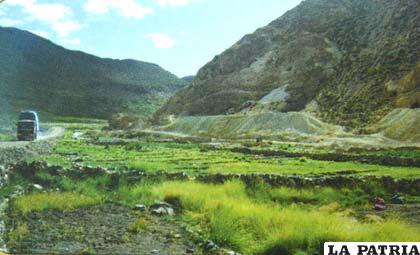 Uno de los caminos de tránsito que pasa por Todos Santos hacia Chile