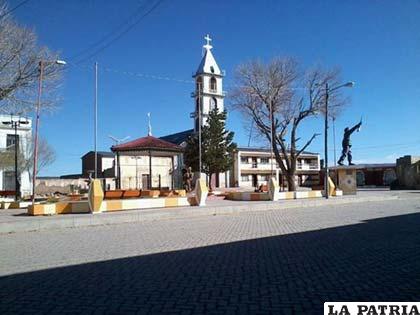 Plaza principal de Eucaliptus, donde se encuentra su hermosa iglesia