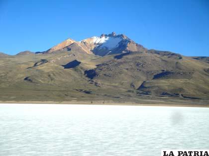 El imponente volcán Thunupa
