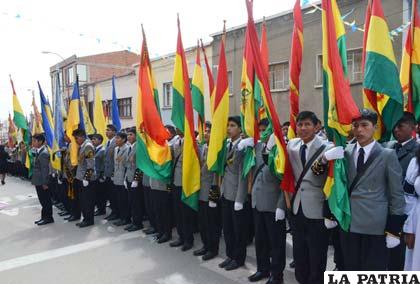 Los estudiantes del Sainz celebraron su aniversario con orgullo