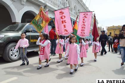 Los niños del kínder Soria Galvarro durante el desfile de aniversario