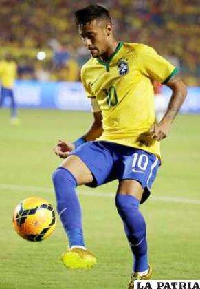Neymar, ahora el capitán de la selección de Brasil