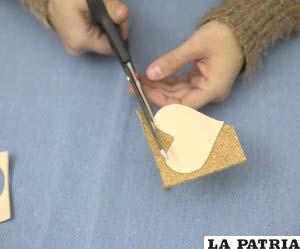 PASO 4
Corta el corcho con la forma del corazón y dibuja el número de la mesa en el corazón y pégalo al palito de brocheta con el pegamento de contacto.
