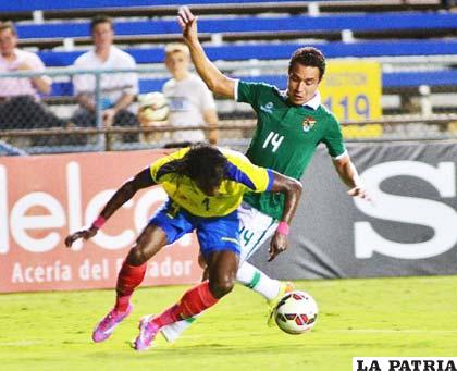 Paredes y Mojica en la disputa de la pelota