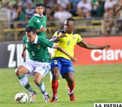 Chávez disputa el balón con Ibarra en el partido que jugaron anoche en Estados Unidos