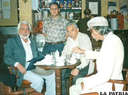 De izquierda a derecha: Antonio Terán, Javier Claure, Adolfo Cáceres y un pintor (cuyo nombre no me acuerdo)