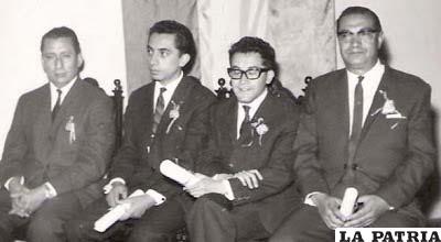 Adolfo Cáceres (segundo a la izq.) junto a Renato Prada (de lentes) cuando recibieron el Premio Municipal de Cuento, en 1967