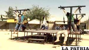 Varios hombres crucificados por el Estado Islámico