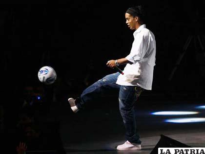 Ronaldinho Gaúcho participó en el “Foro México Siglo XXI”