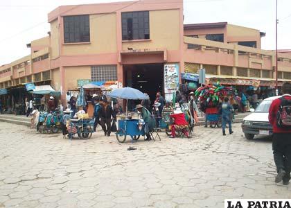 Asentamiento de comerciantes ambulantes en el mercado Bolívar
