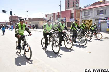Policías patrullaron por las calles en bicicletas
