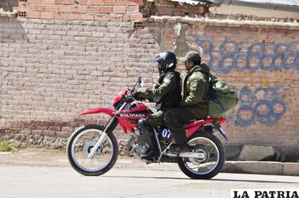Efectivo del orden gozó que se le transportara en motocicleta, pero sin el respectivo casco de seguridad