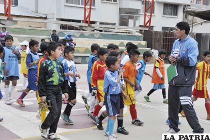 Los preseleccionados entrenan en la cancha de Obras Públicas