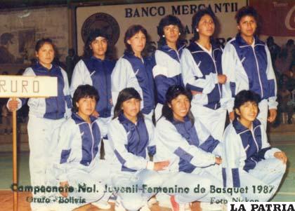La selección de Oruro en el nacional juvenil de 1987 (la última de cuclillas)