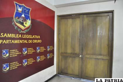 La puerta de la Asamblea Legislativa Departamental estuvo cerrada ante la postergación de la sesión