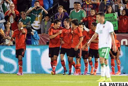 Miguel Layún celebra con sus compañeros el único gol del partido
