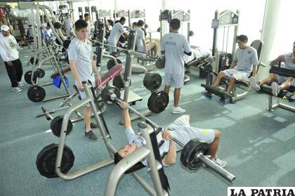 Los “santos” entrenaron ayer en un gimnasio de la ciudad