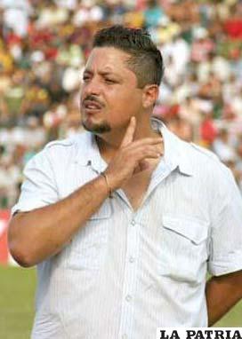 De La Torre, entrenador de 
Petrolero