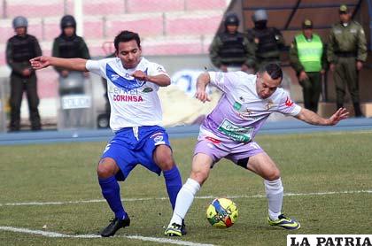 Zerda, jugador de Real Potosí, con el dominio de la pelota