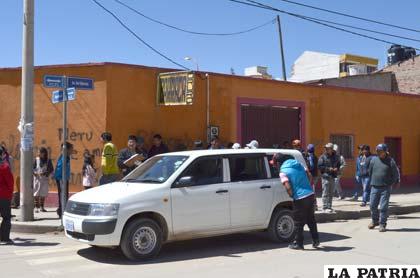 El vehículo que ocupaban los 
mineros junto a los dos impactos 
de bala que recibió