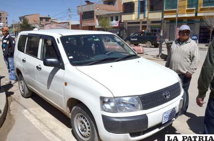 Sorprendido el chofer posa junto al vehículo protagonista