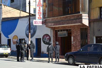 Personal policial requisó en diferentes alojamientos buscando a los delincuentes