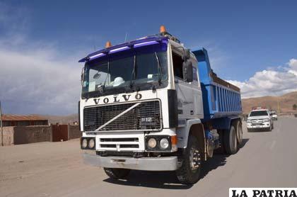 El camión que transportaba la coca en hoja y prensada