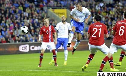 Leonardo Bonucci anotó el segundo de la selección italiana