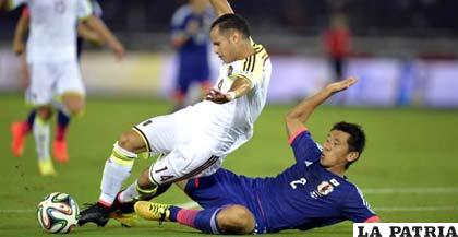 Una acción del partido disputado en el estadio Nissan de Yokohama