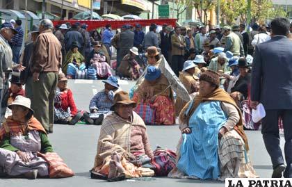 Jubilados bloqueando calles de la ciudad de La Paz