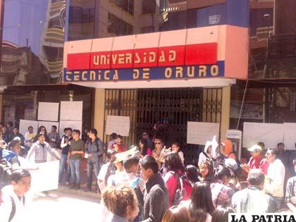 Estudiantes en la puerta de la UTO dan a conocer su molestia