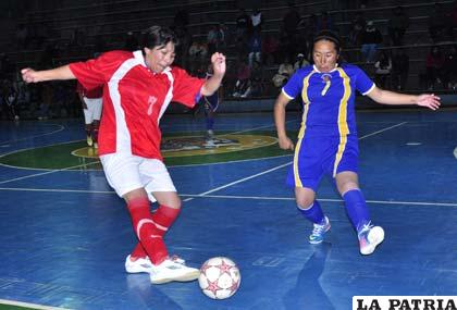 Pacheco con el dominio de la pelota ante la marca de Pérez