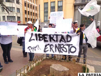 Pancartas de militantes de UD pidiendo que se mantenga en libertad a Ernesto Suárez