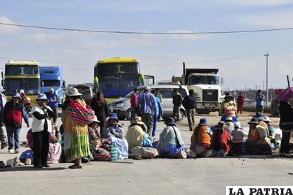Vecinos de Nueva Esperanza bloquean por transporte urbano