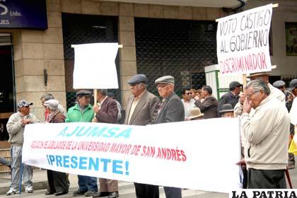 Jubilados continúan con las medidas de presión en espera de ser recibidos por el Presidente Evo Morales
